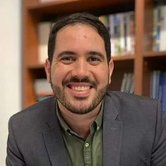 Doctor en ciencia política y periodista. Autor del libro