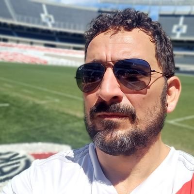 Padre, Marido, amigo, hincha de River. Periodista. En ese orden