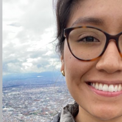 valeriacueva___'s profile picture. Café, libros y viajes, 💜, 💚.