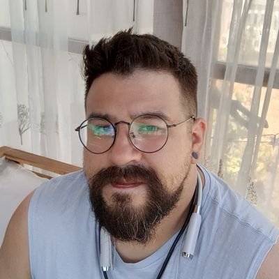 32 años, tranquilo, me gusta salir y pelear con señoras por Facebook.