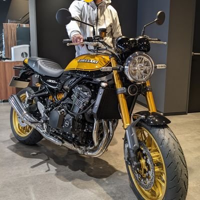 Z900RSに一目惚れ!ほぼバイク素人なのにコロナ禍に大型免許修得、初代仏壇機と悲しいお別れ💦後SEに乗換えました。が中々ヤル気スイッチが入らず走るより車庫で愛でる事が多いです。それでもたまに出掛けるソロツーは安全運転第一でのんびり楽しんでいます😊
無言フォロー失礼致します。
#z900rs