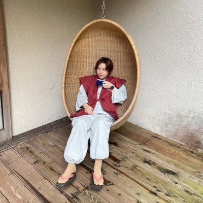 バンドでギターを弾いたり歌ったりしてました。家にトカゲとチンチラがいます。むすこもいます