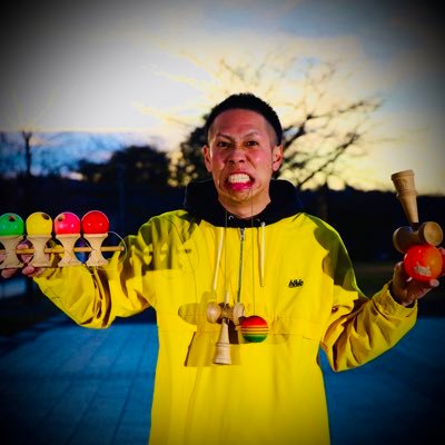 \石巻剣玉部の部長ゴリラ🦍🍌 #kendama / □#けん玉 パフォーマンス＆ワークショップをやってます。 （ご依頼はDMへ。） /宮城県で活動中。職業は小学校教諭。バンドマン。/NHK紅白歌合戦でけん玉をしてギネス記録達成！/↓YouTubeチャンネルもCheck it out‼︎🦍🍌