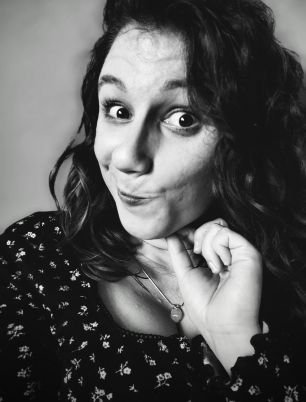 FrauSausH's profile picture. Stellt eigentlich Fragen. Spricht Worte, liebt Bücher und macht dennoch Schreifehler.
Trifft ab und zu den richtigen Ton oder einen Nerv. Oder nervt mit Tönen.