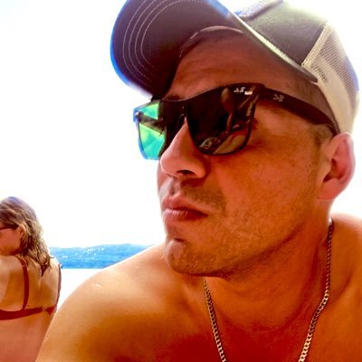 Estudiante del derecho. Jugador de pichangas. Cantante de auto. Me puedes encontrar comentando memes. Me subí a la porcineta @PorcinosFC