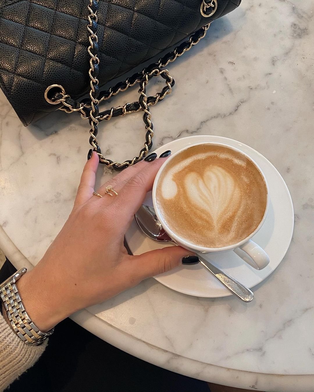 Honeypeach60055's profile picture. Life's curve, everything is revealed in elegance.