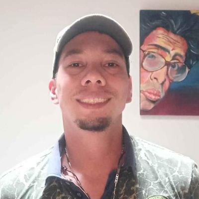 Estudiante de Adm Pública de Univalle; declarado un libre pensador, crítico en todo sentido. Políticamente Zurdo y Defensor de Derechos Humanos.