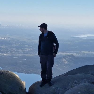 Politólogo con Máster en Teoría Política y cultura democrática.
Escribo cosas de vez en cuando.
Siempre luchando por los de abajo contra los de arriba.