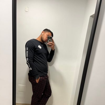 He decidido ser bueno por voluntad, sin el soborno del cielo🖤
Carpe diem 🎆