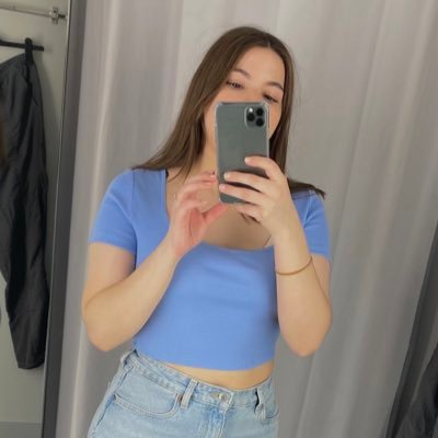 anafersr's profile picture. i’m probably on a folklore field sipping coffee 🌾