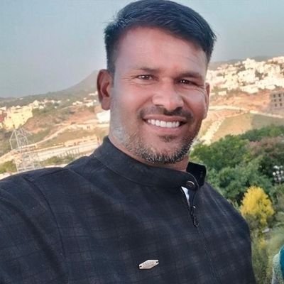 Lion Word⛳
क्या समेटेगा हमे वक्त का गहरा दरिया हम किनारो से उभरने का हुनर जानते है सीधे हाथो ने जो खिची लकीरे टेडी उन लकीरो पर चलने का हुनर जानते है