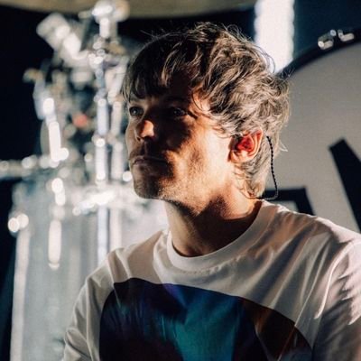 Yo solo quiero que Louis y Chris se junten a escribir la mejor canción del mundo.                          
24 | NO BZZ