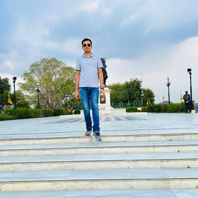 राजमार्ग पर चलने वाले रास्ते नहीं चुनते , रास्ता खुद उन्हें चुनता हैं👍