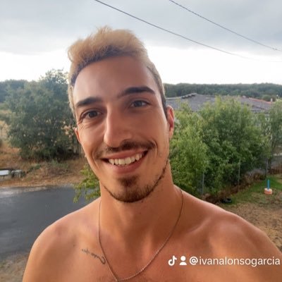 Máis juapo que un remolque recien pintado 🐽 •  🏥 #Sanitario • 🎤 #Singer • 🕹️ #Gaymer • 🏳️‍🌈 #LGTB • 🔁 #Versatile • 🔗 #BDSM