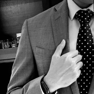 Straight 32 H180 W73. Educated and discreet. Chardonnay lover.