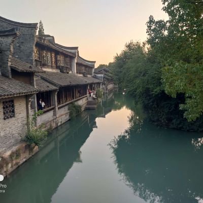 jiangfeng23's profile picture. moon