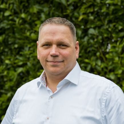 Uitvaartverzorger bij uitvaartverzorging Knuivers ik ben er om u te ontzorgen, te ondersteunen in de moeilijkste periodes van het leven.