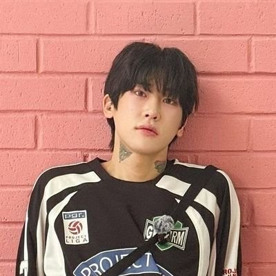 ジュンソンホの魅力をたくさんの人に知ってもらいたいだけの韓国人。
翻訳が下手なところもあるかと思いますが、何卒ご了解お願いします:)