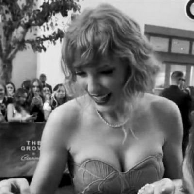 evermoreveramo's profile picture. 19 | rare as the glimmer of a comet in the sky