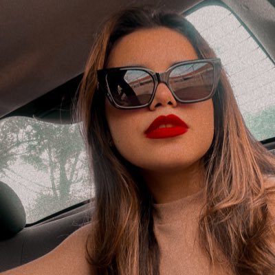 uma jovem senhora com gosto peculiar e uma língua sincera com clássicos e livros!