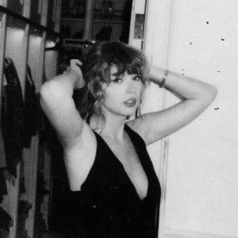 _midnightsfoxes's profile picture. she/her || 18 || swiftie ♥️