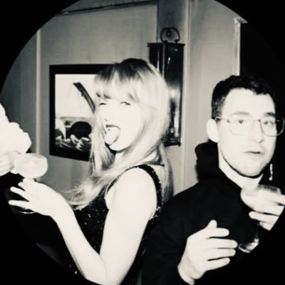 darkestdark13's profile picture. your roommate’s cheap ass screw top rosé // 26 // I went to the Fearless tour