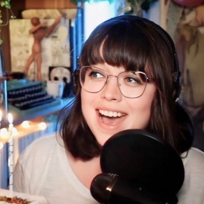 💜 Twitch Partner || 📚 Éditrice le jour, streameuse la nuit || ✨Streams littéraires, lecture, recos, et nocturnes poésie ||  https://t.co/L8kCItk7ge