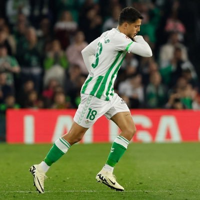 Jugador del Real Betis Balompié nacido en Castellón de La Plana.