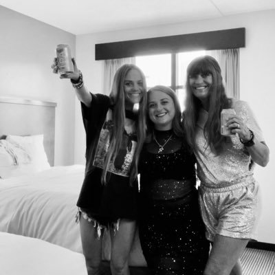 RespectDebut's profile picture. Swiftie since ‘06 💚 32 and still growing up now