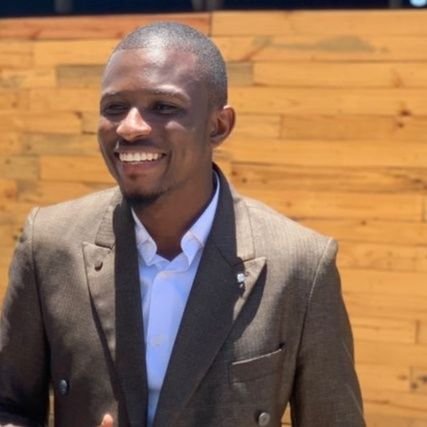 Beni Ngoma ingénieur en informatique industrielle et Réseaux actuellement lead tech chez  NIVEOSYSTEMS