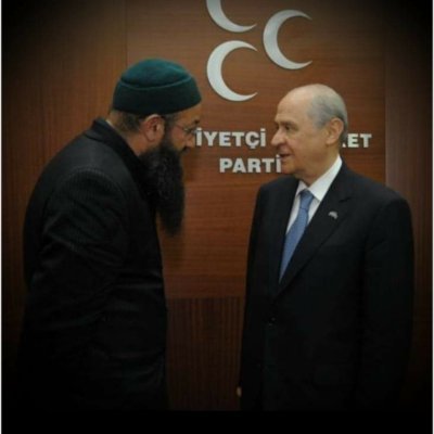 Dost neyidi, Kamber mi?
Itr-u misk-ü amber mi?
Taş mı, Kaya mı, yer mi?
Git