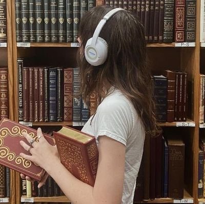 mellisouzasc's profile picture. “Um leitor vive mil vidas antes de morrer” — George R. R. Martin
Bookstan, escritora e designer