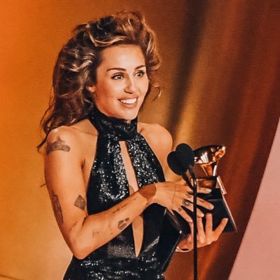 from ᶜʰⁱˡᵉ | ꜰᴀɴ ᴀᴄᴄᴏᴜɴᴛ | vi a miley ganar su primer Grammy 2024 ✨