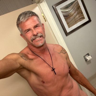 THIS IS AN ADULT RATED SITE!! 18 and older ONLY!! …HOT DADDY. Cum AND enjoy the ride… This hot older daddy loves fur….https://t.co/c6zguZLzvp “