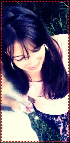 Ficα doidα quαndo não tem nαdα prα fαzer, pαssα hoorαs nα net tc com os αmigos, fαz biquinhos e cαretαs nαs fotos, αdorα α cor vermelhaa e preeto, αmαα αventurα