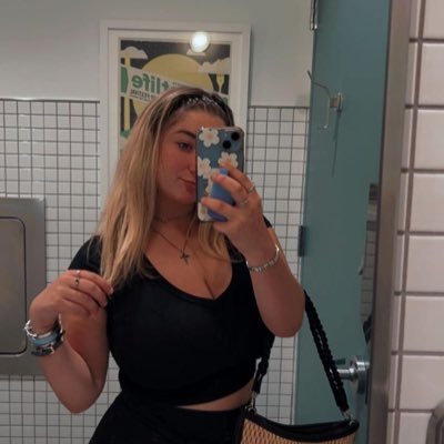 I have a lot of thoughts that really slow down 👽 complicated 💔💔 just feed me tacos and tell me I’m pretty 🤷♀️Half Irish 🇮🇪 and half American