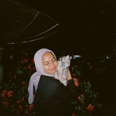 isi tweetnya emg kadang bucin Bangtan💜, namun kadang suka ngtweet galaugalau gitu:)