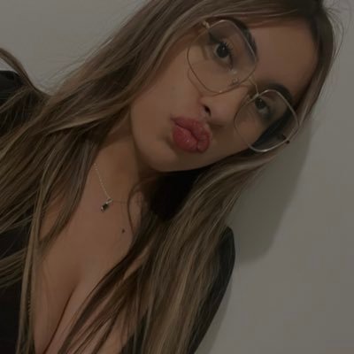 morrita de 22 años un poquito confundida, feliz e intensa.