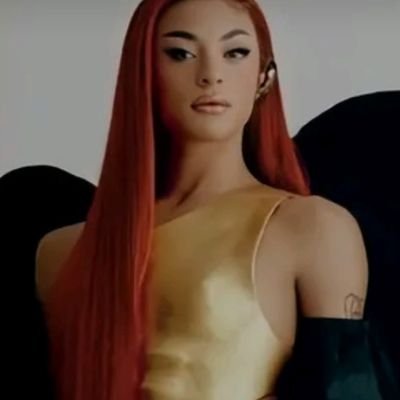 Vinda de uma fusão entre Pabllo Vittar e Ludmilla, eu nasci.. lembro que as meninas do XG cantaram Winter Without You e a Urias Contou um Magnata bem gostosinho