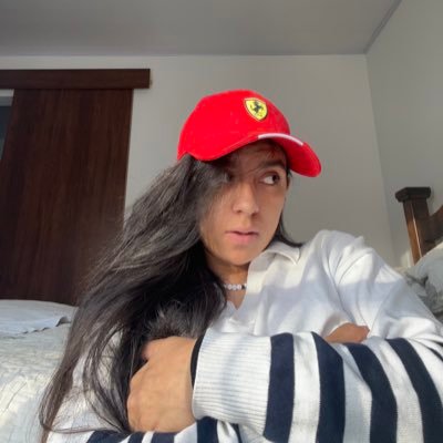 A veces digo muchas cosas de la F1 pero estoy aprendiendo.  Comunicadora social-Periodista @laura_acevedo97 TikTok e Instagram.
