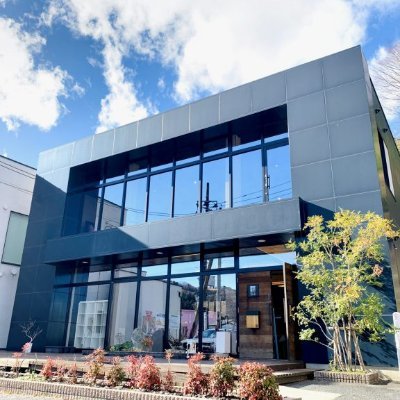 SOCIALSQUAREいわき内郷店は、1号店として2014年10月にオープンしました。地域の方々と関わりながら、いわきの障害福祉を変えていく活動を行っています。生きにくさを抱える、あらゆる方々へオーダーメイドの支援と3つの福祉サービス「就労移行支援」「自立訓練(生活訓練)」「就労定着支援」をご提供いたします。