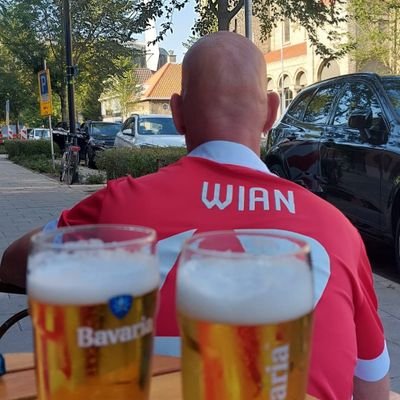 PSV vak KK, twitterborrelaar van t 1e uur,  Athletic Club de Bilbao en NEC, houdt van twinkeloogjes, ABGT, trance, deephouse en SAAB