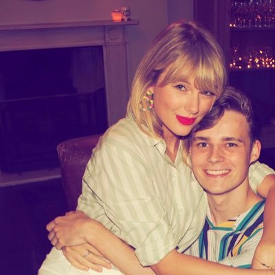 All’s fair and well in love and poetry // London Lover Secret Sessions // Eras Tour tickets secured! // gotthatwhitetshirt on tumblr // dutch // 🏳️🌈