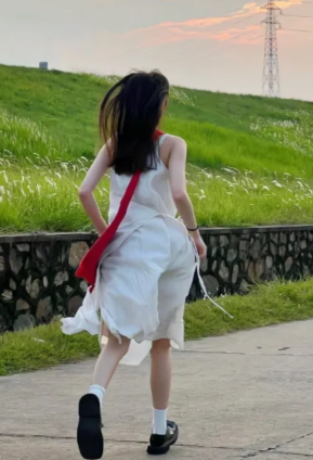 The years are very long, the vast sea of people, don't look back also don't settle.