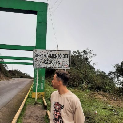 Campesino del Caquetá
Abogado casi graduado de Uniandes. 

La selva y la justicia, el verde y el rojo.
