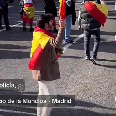 Madrileño🇪🇸AFILIADO DE VOX🇪🇸 . Me gusta que me digan que soy de extrema derecha o facha , estaría preocupado si me llamasen comunista o rojo