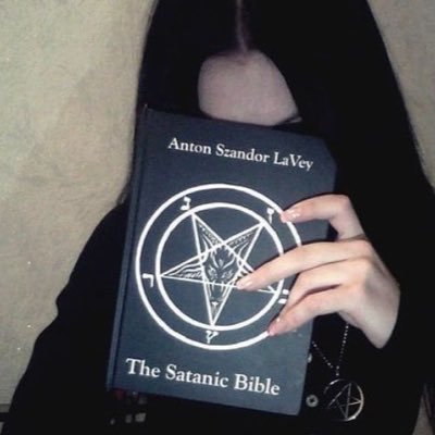 midnightslvt_'s profile picture. queer - 19 - selling - MDNI !!