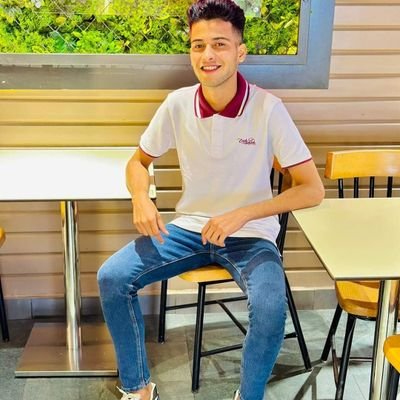 مسلم وسطي لاأنتمي لأي تيار ديني او سياسي أستفتي قلبي قبل عقلي فالقلب نور والعقل نار
.بكالوريوس علوم جامعة المنصورة .
أدعو لراچي إبني بالرحمة والمغفرة