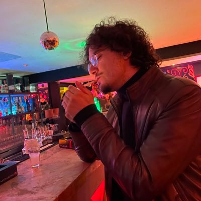 sillyysn's profile picture. a traveler not a tourist.