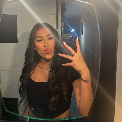 julianalemus12's profile picture. • life is full of obstacles •